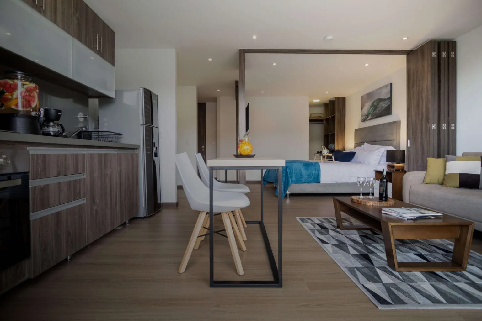 Apartamento estudio de 72 HUB, marca que el grupo impulsa como Growth partner de venta directa sin operarla, con cocina, mesa alta, cama y sala.